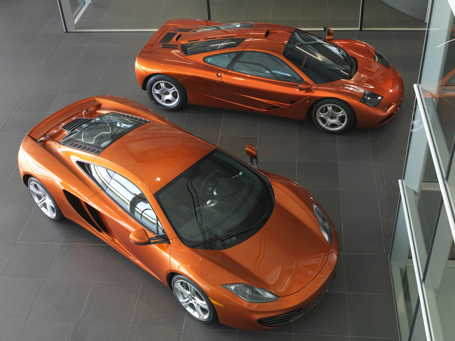 2009-09-13 21:24:48: McLaren F1 появился в продаже в 1992 году. Машина оснащалась двигателем BMW V12 объёмом 6,1 л и мощностью 550 л.с. (600 Н•м) в стандартной спецификации. Коробка передач — шестиступенчатая «механика», сиденье водителя — по центру.Компромиссам места нет.